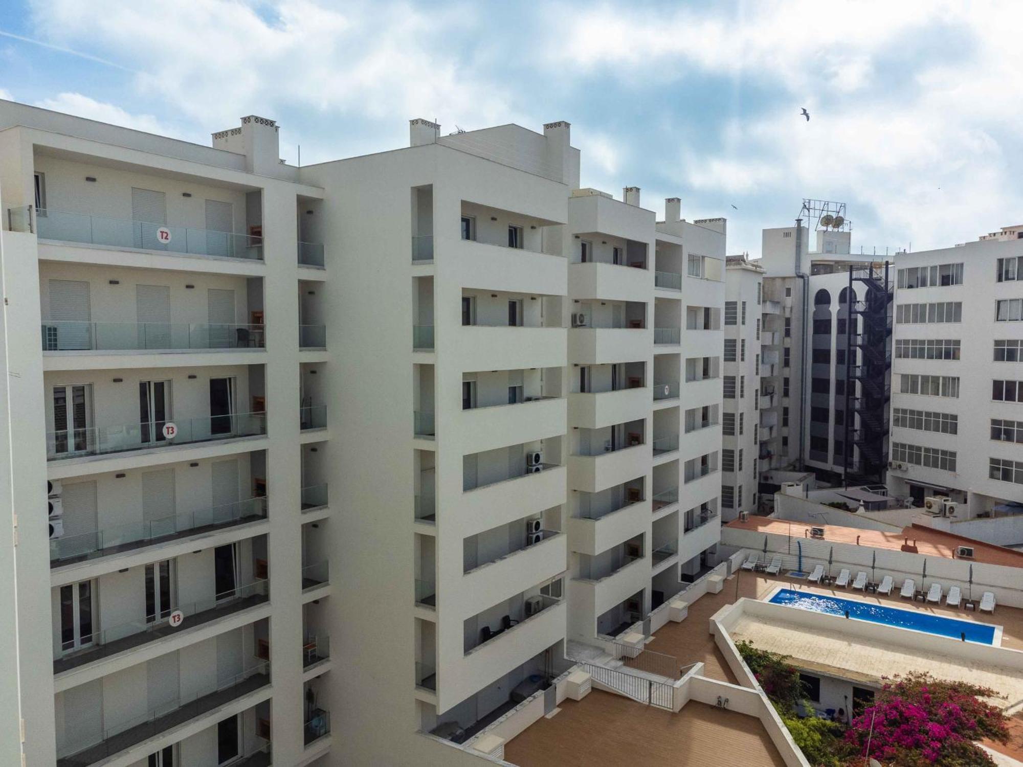 Caravelas 2-Bedroom Apartment With Pool - 50M From The Beach アルマカオ・デ・ペラ エクステリア 写真