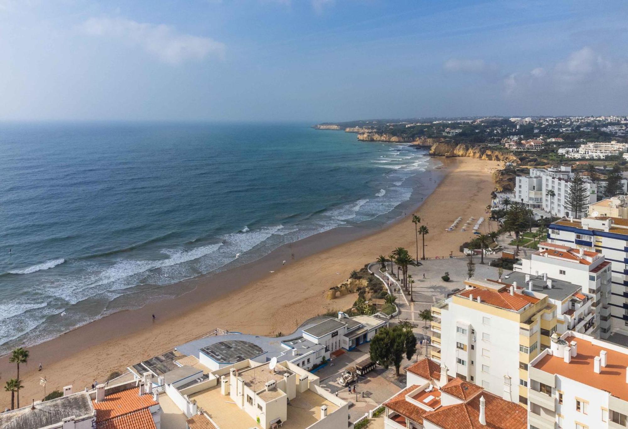 Caravelas 2-Bedroom Apartment With Pool - 50M From The Beach アルマカオ・デ・ペラ エクステリア 写真
