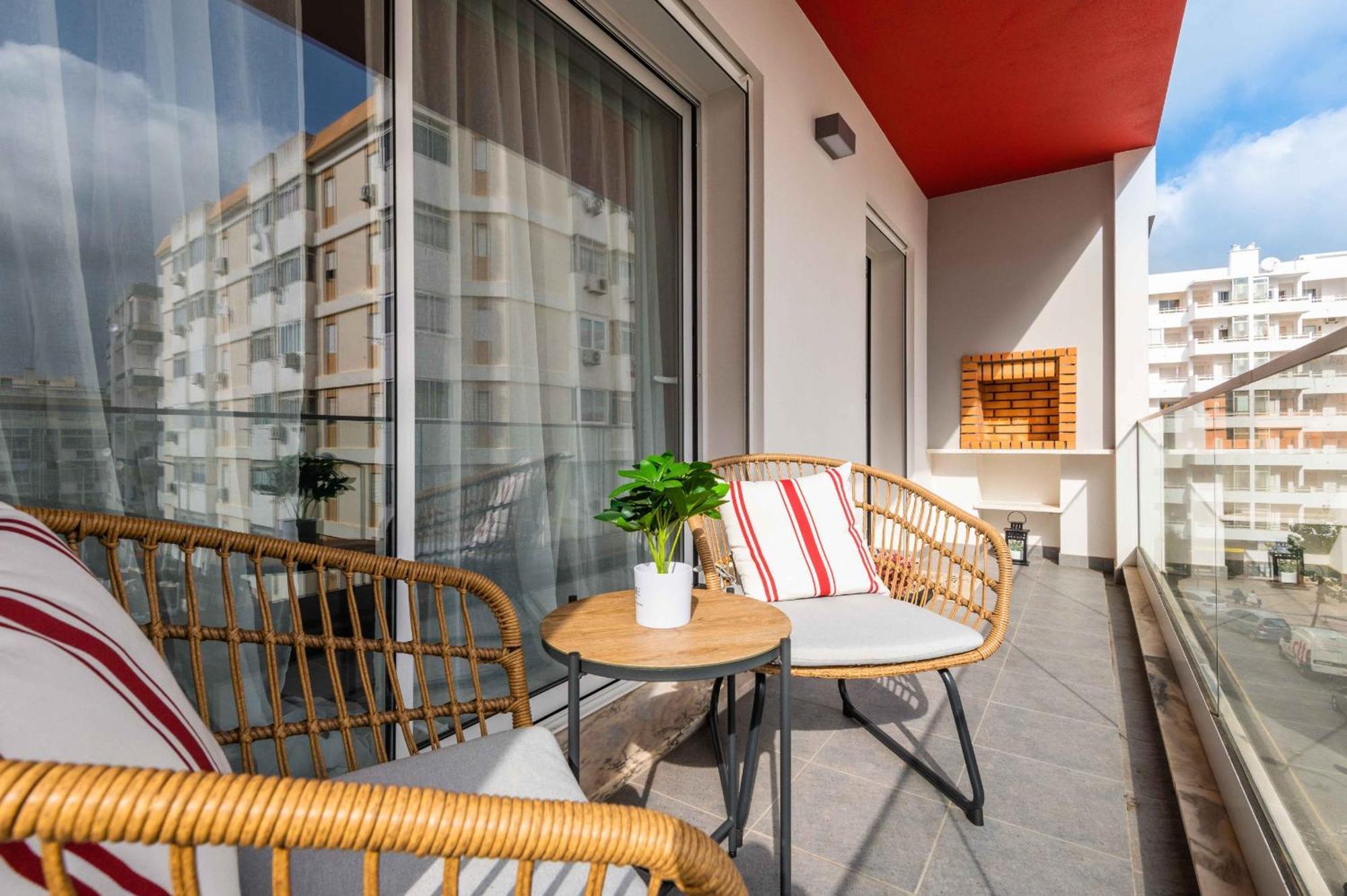 Caravelas 2-Bedroom Apartment With Pool - 50M From The Beach アルマカオ・デ・ペラ エクステリア 写真